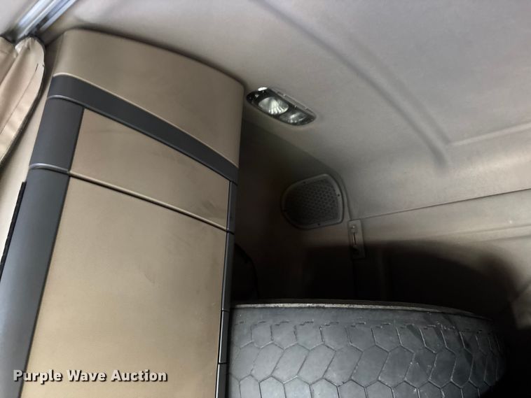 image for item YA1182 2017 Freightliner Cascadia semi truck