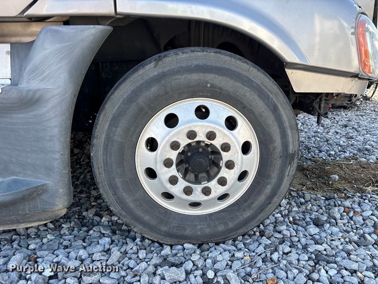 image for item YA1182 2017 Freightliner Cascadia semi truck