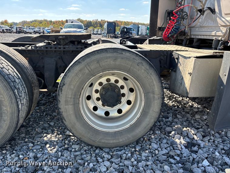 image for item YA1182 2017 Freightliner Cascadia semi truck