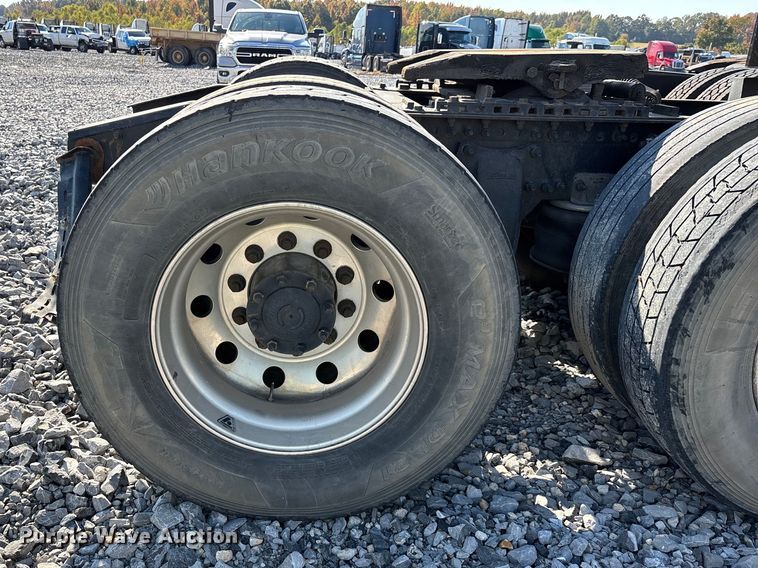 image for item YA1182 2017 Freightliner Cascadia semi truck