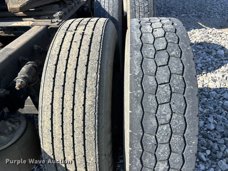 image for item YA1182 2017 Freightliner Cascadia semi truck