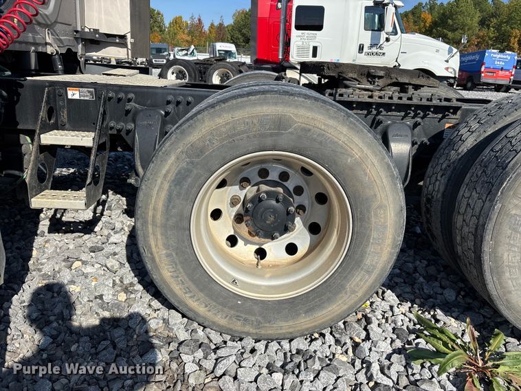 image for item YA1182 2017 Freightliner Cascadia semi truck