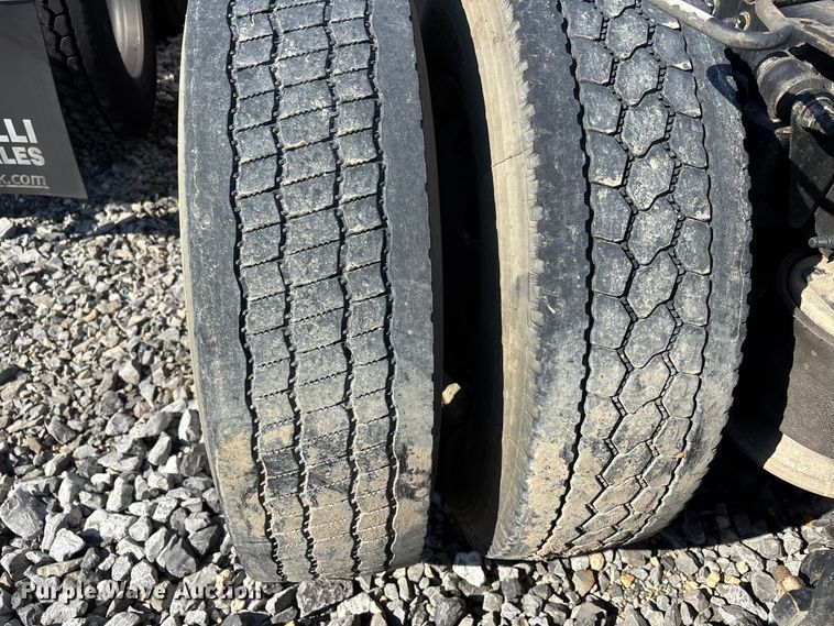 image for item YA1182 2017 Freightliner Cascadia semi truck