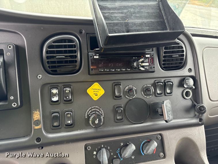 image for item YA1381 2018 Freightliner Business Class M2 box truck