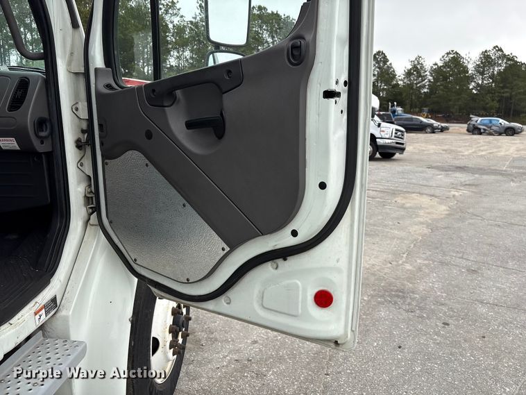 image for item YA1381 2018 Freightliner Business Class M2 box truck