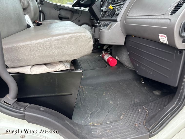 image for item YA1381 2018 Freightliner Business Class M2 box truck