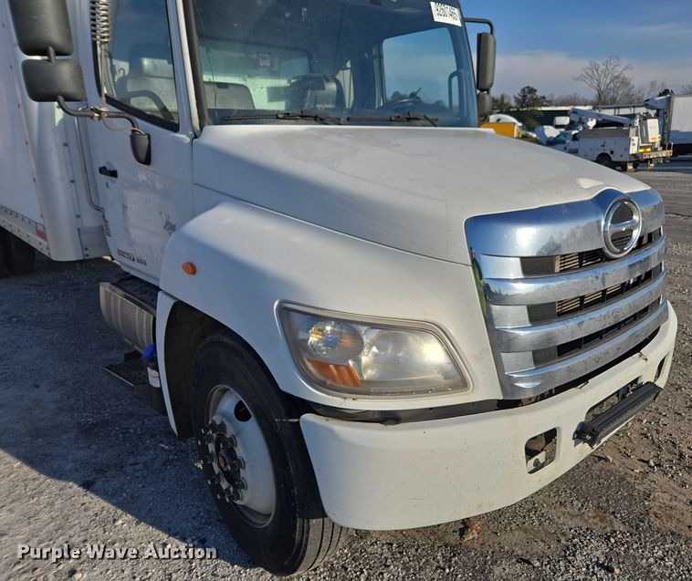 image for item YA1386 2020 Hino  box truck