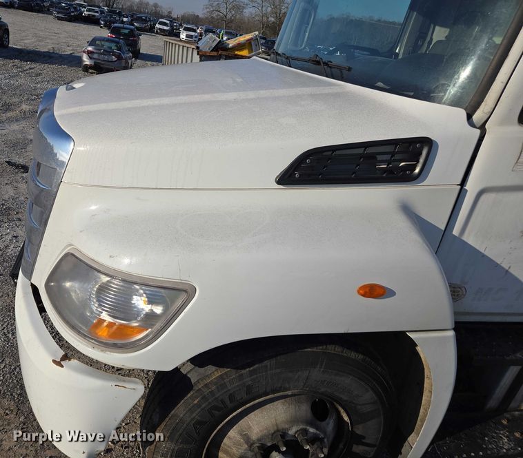 image for item YA1386 2020 Hino  box truck