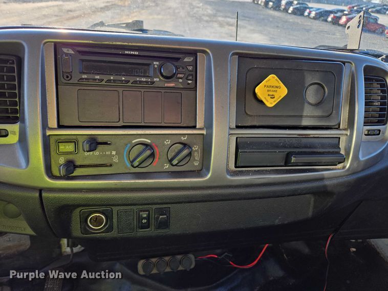 image for item YA1386 2020 Hino  box truck