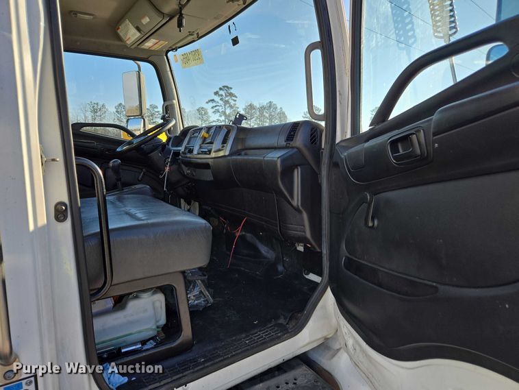 image for item YA1386 2020 Hino  box truck