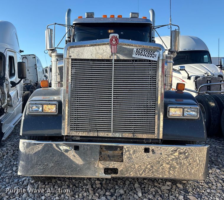image for item YA1449 2018 Kenworth W900 semi truck