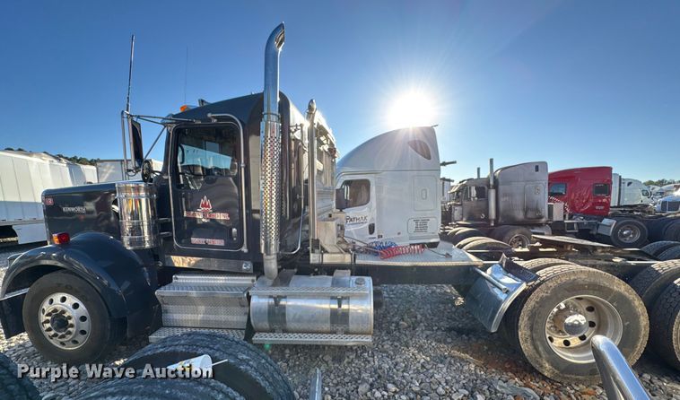 image for item YA1449 2018 Kenworth W900 semi truck
