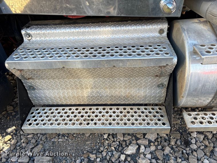 image for item YA1449 2018 Kenworth W900 semi truck