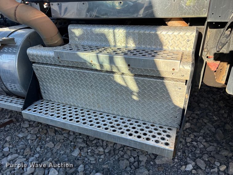 image for item YA1449 2018 Kenworth W900 semi truck