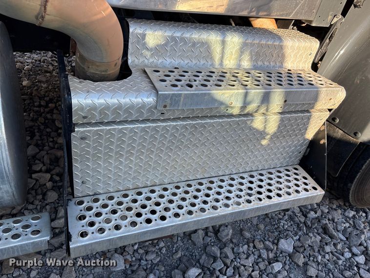 image for item YA1449 2018 Kenworth W900 semi truck