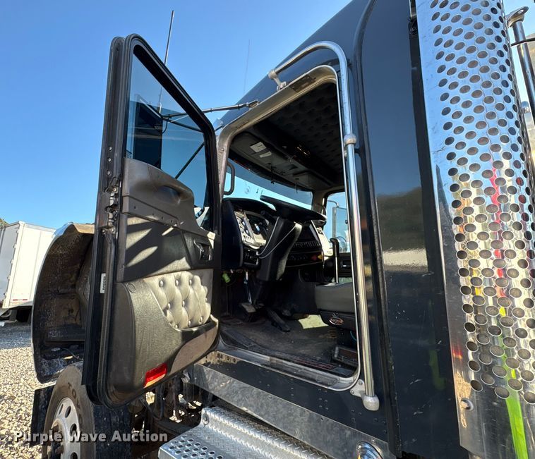 image for item YA1449 2018 Kenworth W900 semi truck