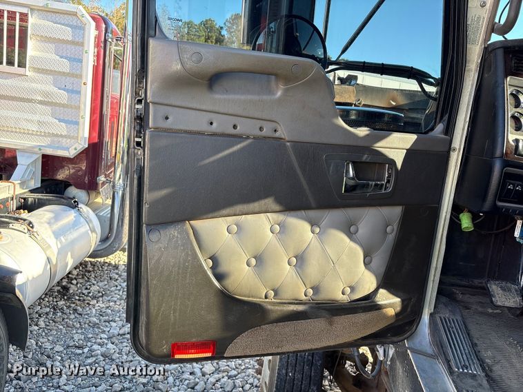 image for item YA1449 2018 Kenworth W900 semi truck