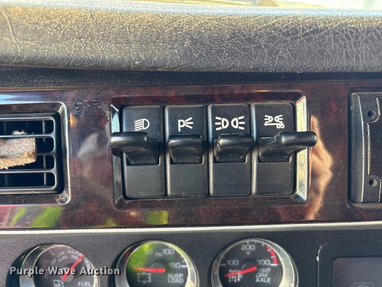 image for item YA1449 2018 Kenworth W900 semi truck