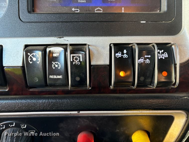 image for item YA1449 2018 Kenworth W900 semi truck