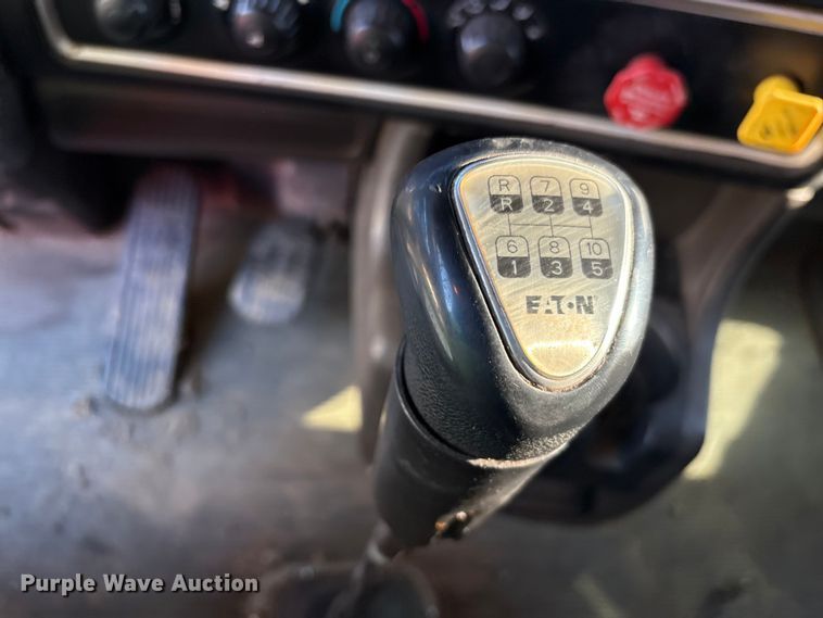 image for item YA1449 2018 Kenworth W900 semi truck