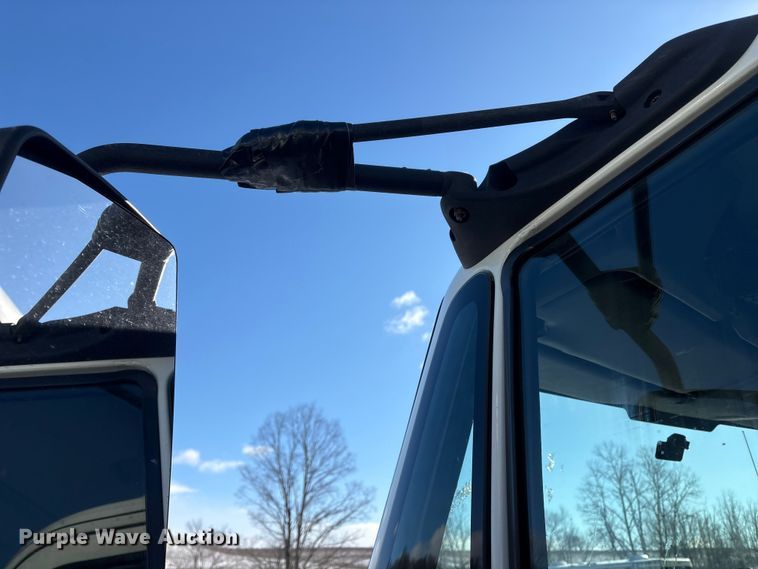 image for item YA1485 2015 International 4300 box truck