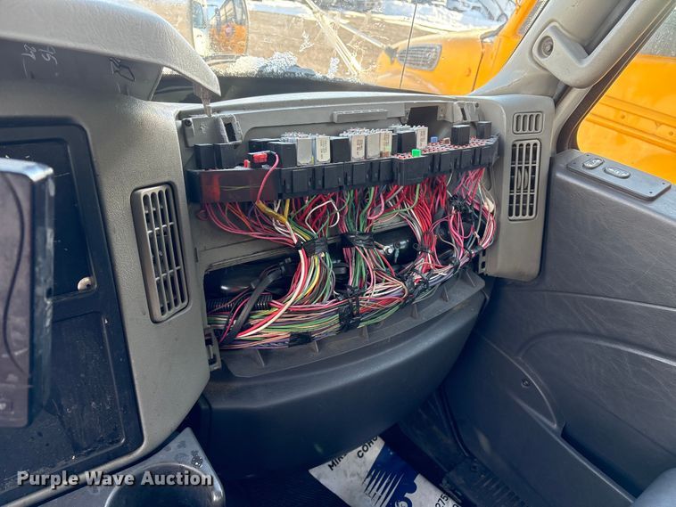 image for item YA1485 2015 International 4300 box truck