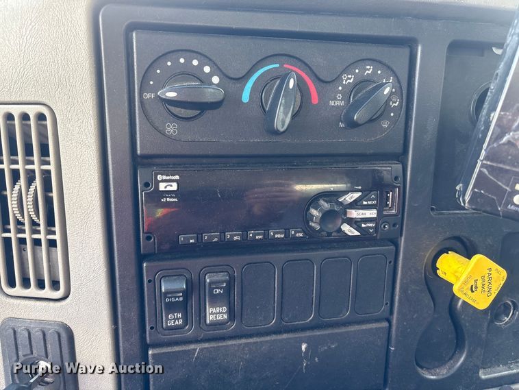 image for item YA1485 2015 International 4300 box truck