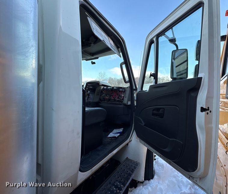 image for item YA1485 2015 International 4300 box truck