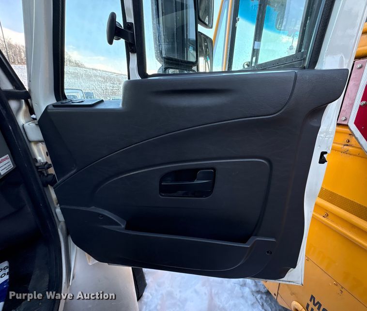 image for item YA1485 2015 International 4300 box truck