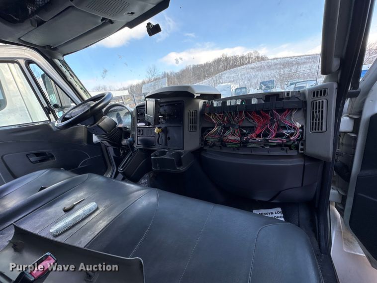 image for item YA1485 2015 International 4300 box truck