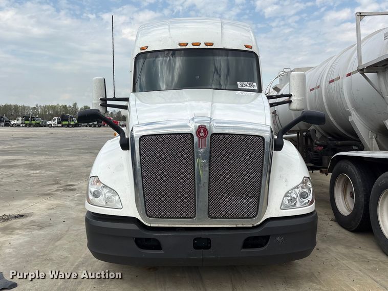 image for item YA1541 2017 Kenworth T680 semi truck
