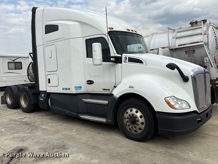 image for item YA1541 2017 Kenworth T680 semi truck