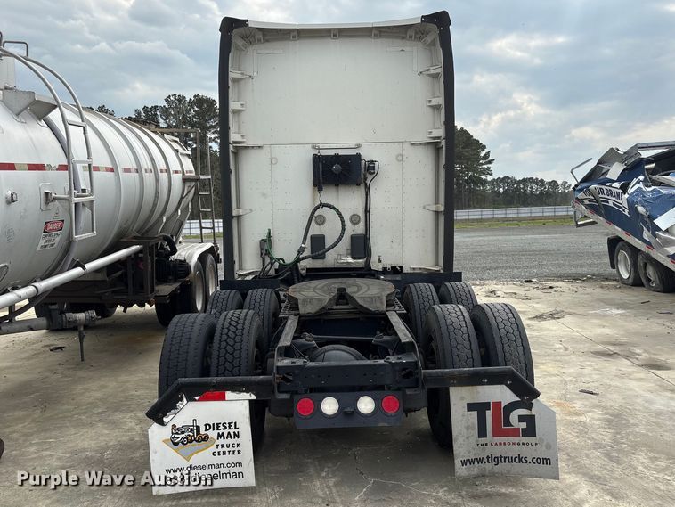 image for item YA1541 2017 Kenworth T680 semi truck