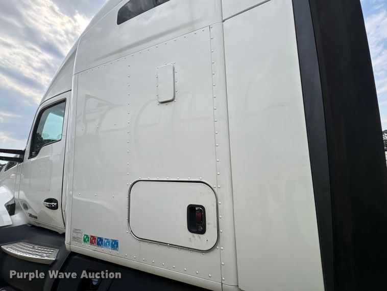 image for item YA1541 2017 Kenworth T680 semi truck