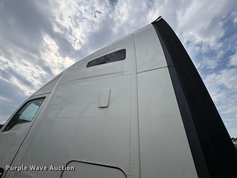 image for item YA1541 2017 Kenworth T680 semi truck