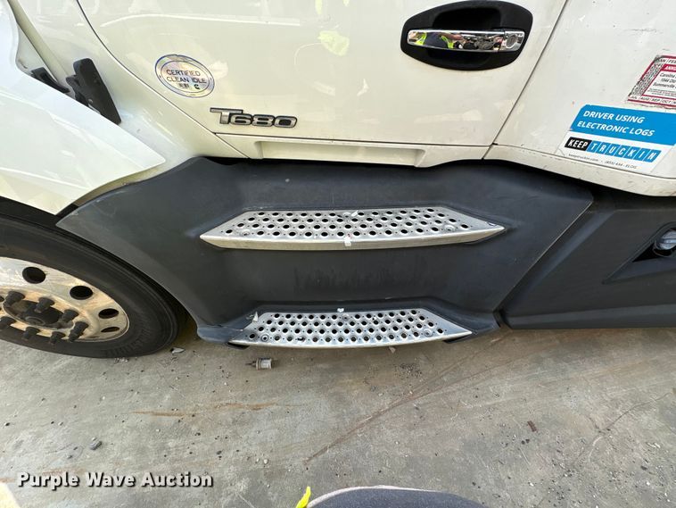 image for item YA1541 2017 Kenworth T680 semi truck