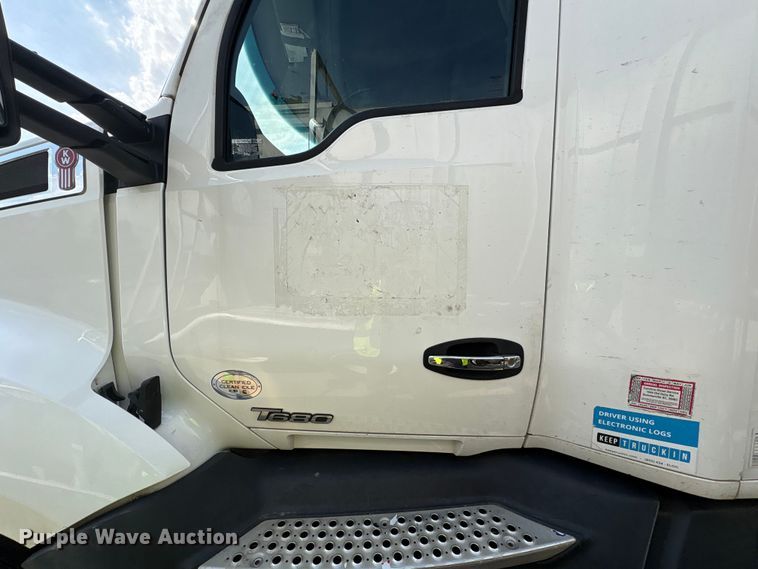 image for item YA1541 2017 Kenworth T680 semi truck