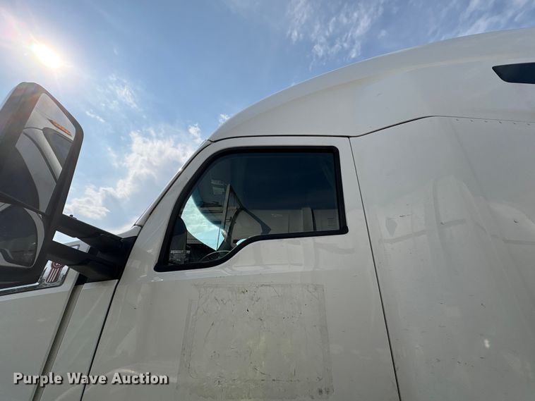 image for item YA1541 2017 Kenworth T680 semi truck