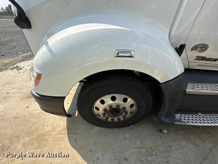 image for item YA1541 2017 Kenworth T680 semi truck