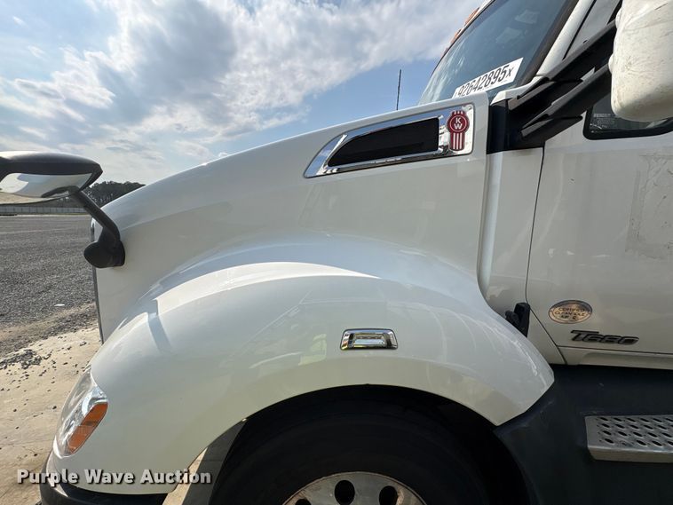 image for item YA1541 2017 Kenworth T680 semi truck