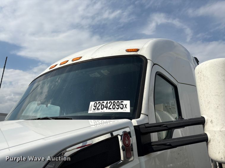 image for item YA1541 2017 Kenworth T680 semi truck