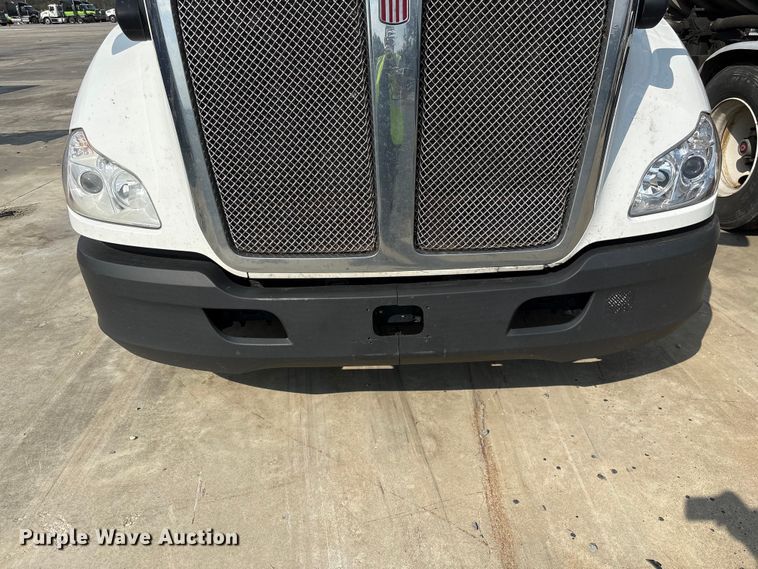 image for item YA1541 2017 Kenworth T680 semi truck