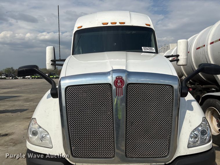 image for item YA1541 2017 Kenworth T680 semi truck