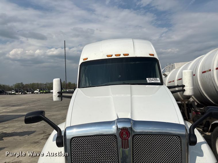 image for item YA1541 2017 Kenworth T680 semi truck