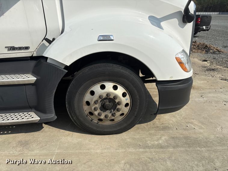 image for item YA1541 2017 Kenworth T680 semi truck
