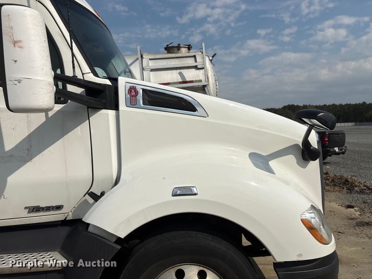 image for item YA1541 2017 Kenworth T680 semi truck