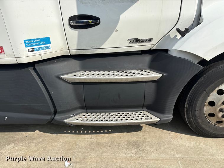 image for item YA1541 2017 Kenworth T680 semi truck