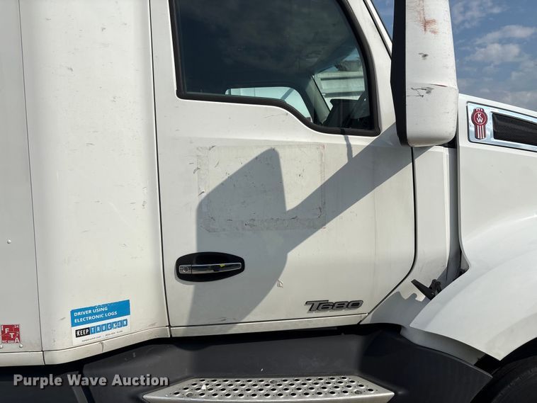 image for item YA1541 2017 Kenworth T680 semi truck