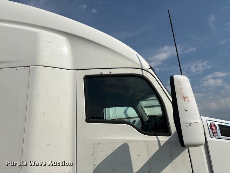 image for item YA1541 2017 Kenworth T680 semi truck