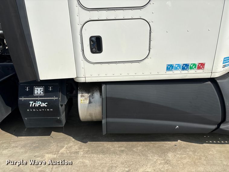 image for item YA1541 2017 Kenworth T680 semi truck